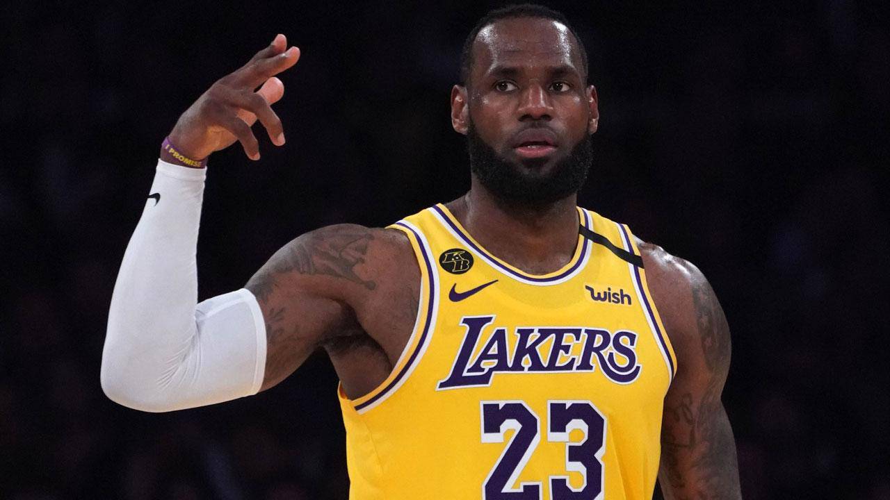 Lakers’lı 37 yaşındaki LeBron James, 4'er defa NBA şampiyonu, normal sezonun en değerli oyuncusu ve final serisinin en değerli oyuncusu olduğu kariyerindeki başarılara bir yenisini ekledi.