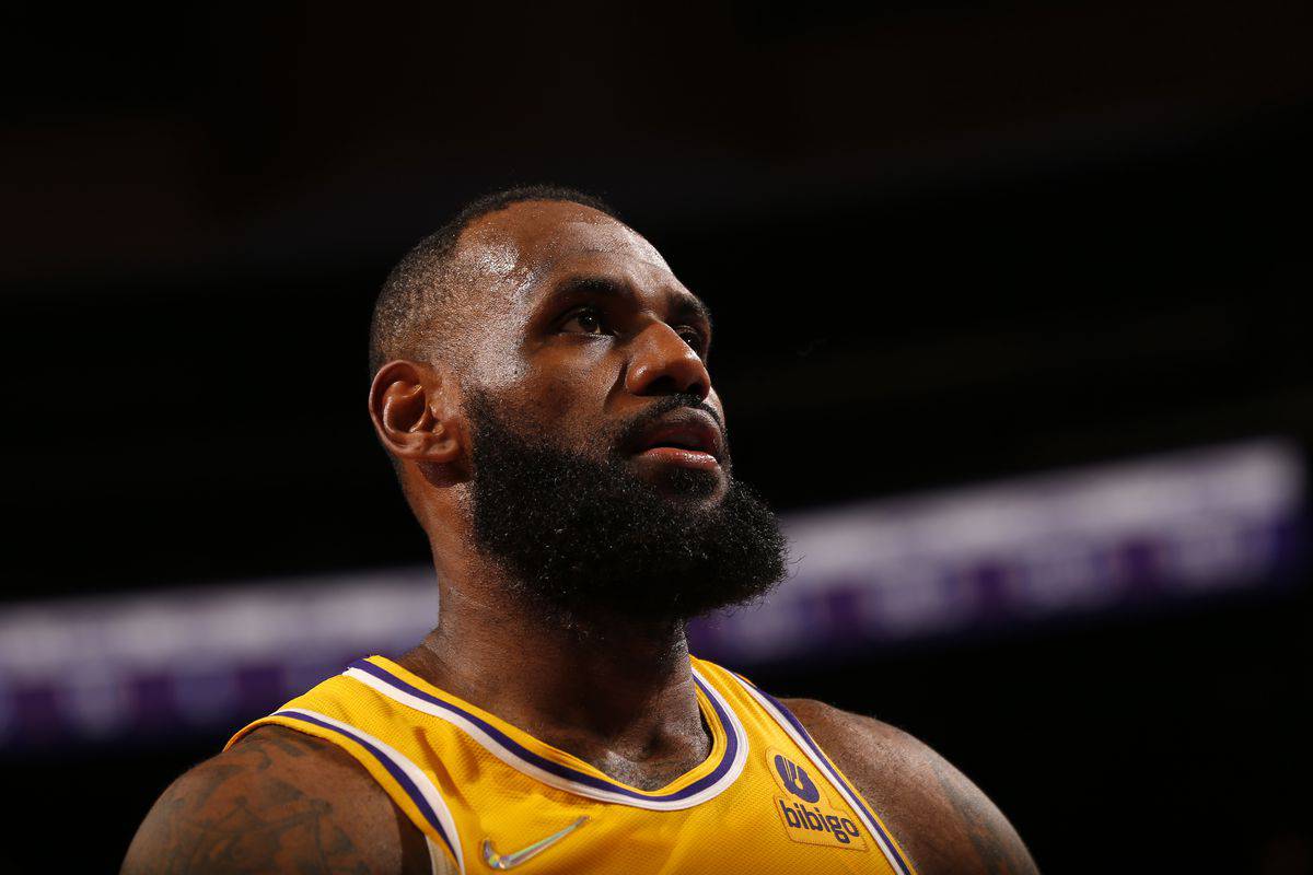 7 bin 631 sayıyla NBA Play-off'ları tarihinin en skorer ismi James, 117-115 kaybettikleri Golden State Warriors maçında 26 sayı kaydederek normal sezon sayı toplamını 36 bin 526'ya çıkardı.