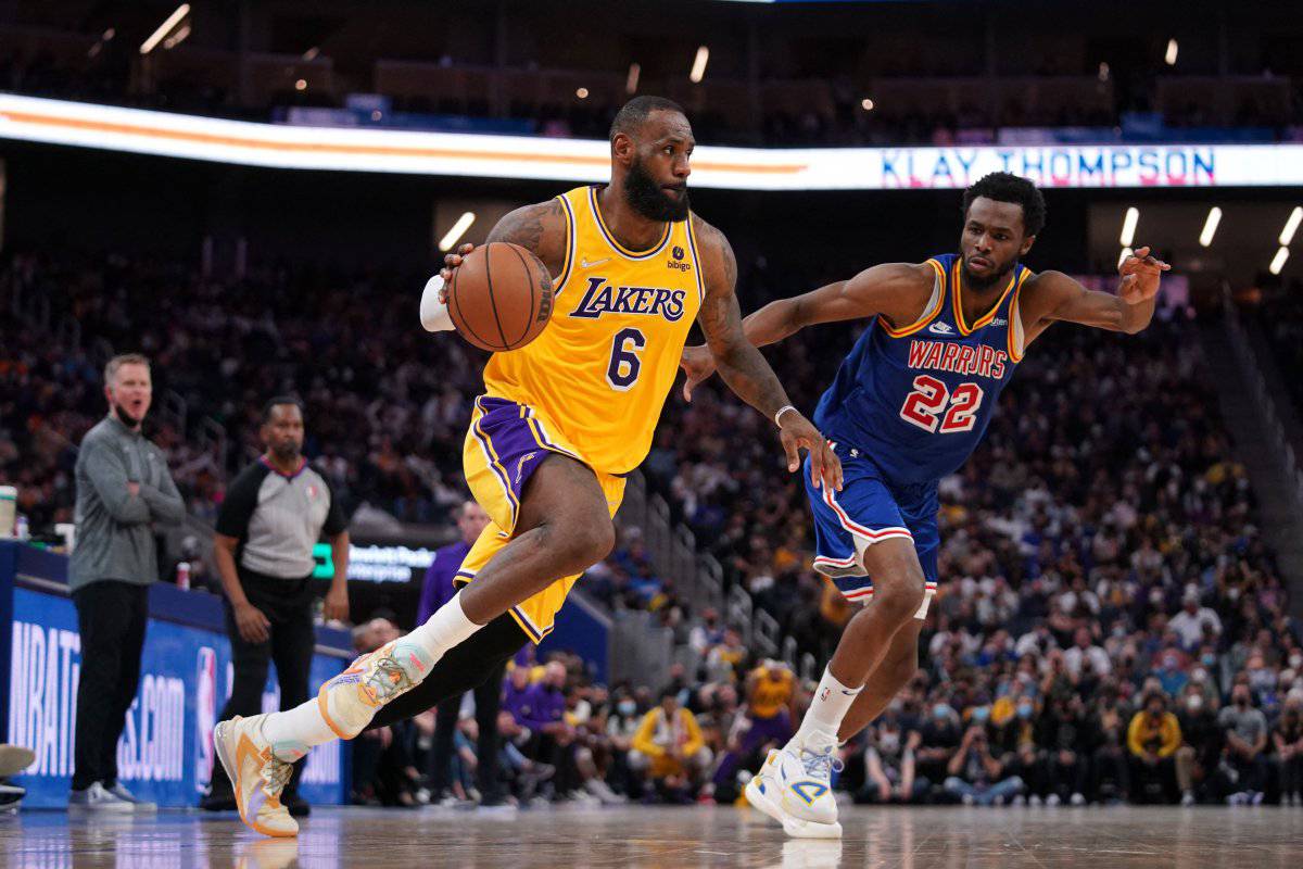 Normal sezon ve play-off'lardaki toplam sayısını 44 bin 157'ye yükselten LeBron James, NBa efsanesi Kerim Abdülcabbar'ı (44 bin 149 sayı) geride bırakarak bu alandaki rekoru da ele geçirdi.