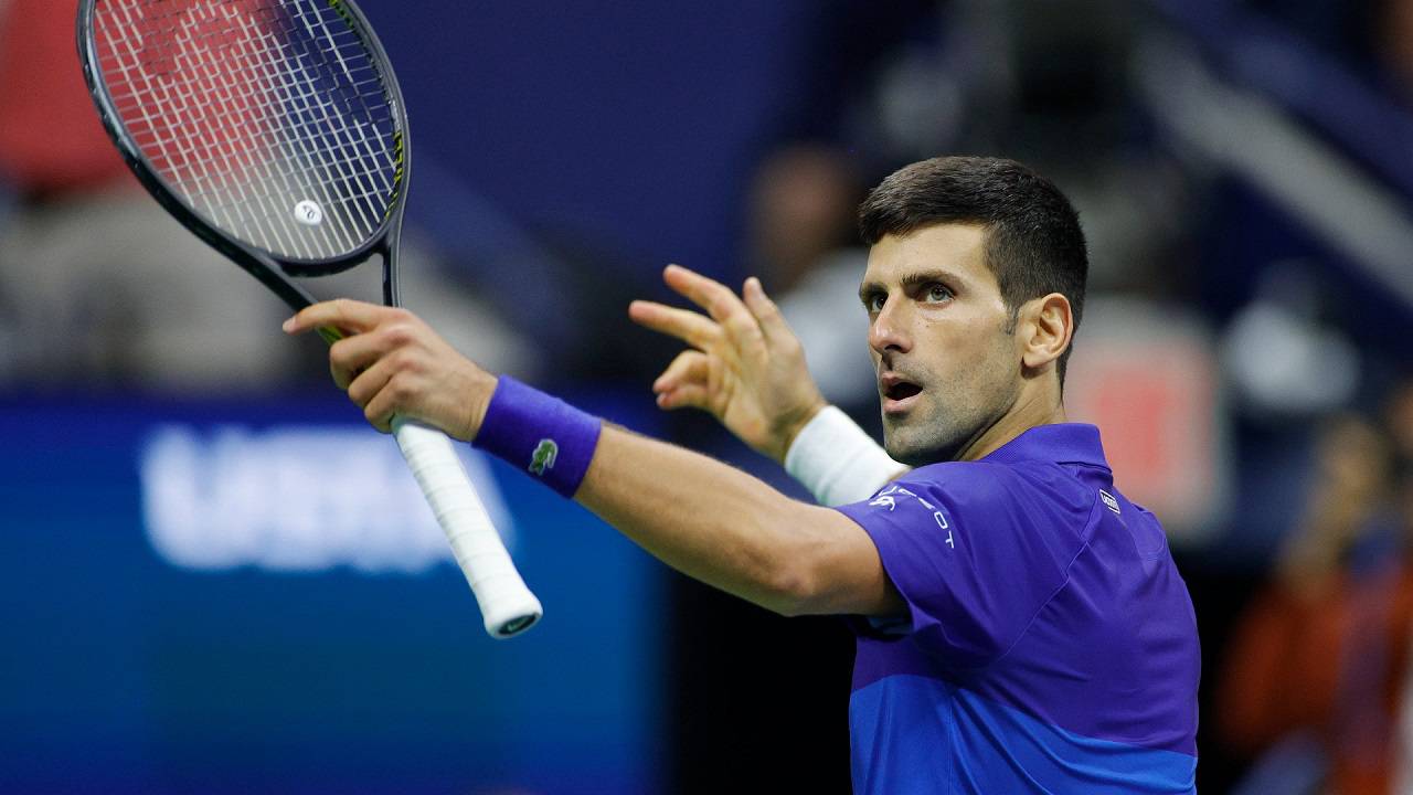 Djokovic, sınır dışı edilmesi nedeniyle sezonun ilk grand slam turnuvası Avustralya Açık'a katılamamıştı. Sırp sporcunun en önemli rakiplerinden İspanyol Rafael Nadal, bu turnuvada elde ettiği şampiyonlukla Djokovic ve Roger Federer'i geride bırakmış ve 21 kezle en çok grand slam kazanan erkek sporcu unvanını elde etmişti.