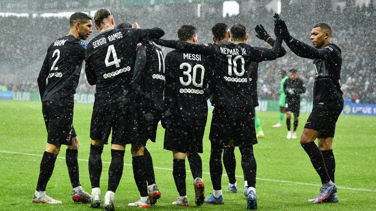 Lionel Messi, Kylian Mbappe, Neymar ve Angel Di Maria başta olmak üzere birçok yıldızı kadrosunda bulunduran Paris Saint-Germain; son yıllarda en büyük favorilerinden biri olarak gösterildiği Şampiyonlar Ligi’nde bu sezon şampiyonluk ipini göğüslemek için girdiği yolculukta ise öncelikle Real Madrid’in engelin aşmaya çalışacak.