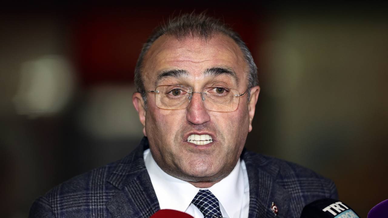 Bu süreçte camianın duayenleri ile Aslantepe'de iki kez toplantı yapan Elmas'ın ekibini zayıf gören eski başkanlar ve yöneticiler, Ali Dürüst ve Abdurrahim Albayrak gibi isimlere ihtiyaç olduğunu vurgulamış ve de güvenoyuna gidilmesi yönünde tavsiyede bulunmuşlardı.