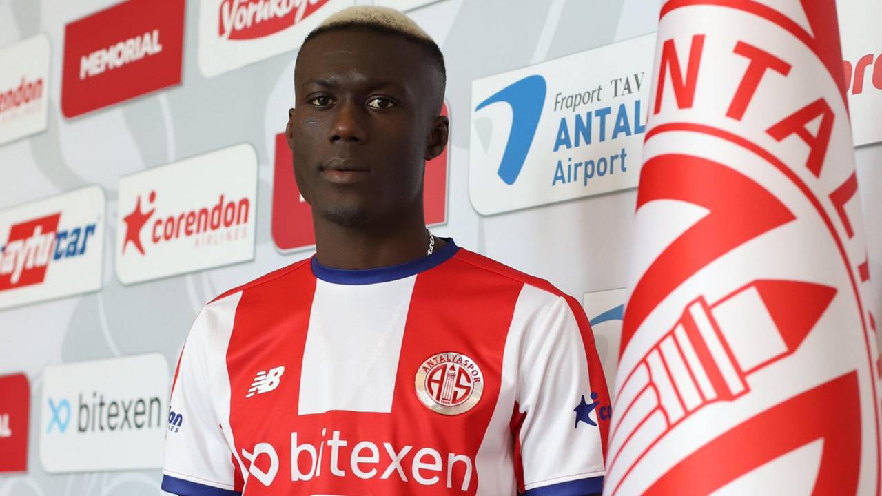 Daha önce ülkemizde Fatih Karagümrük’te de forma giyen Alassane Ndao ise Fraport TAV Antalyaspor adına Ziraat Türkiye Kupası’nda gol sevinci yaşamıştı. Senegalli sağ kanat, Kupa’da oynanan son 16 turu mücadelesinde Atakaş Hatayspor deplasmanında takımının ilk golünü kaydetmişti. Kırmızı-beyazlılar, söz konusu mücadeleyi ise Haji Wright’ın farkı ikiye çıkaran golüyle de 2-0 kazanarak çeyrek finale yükselmişti.
