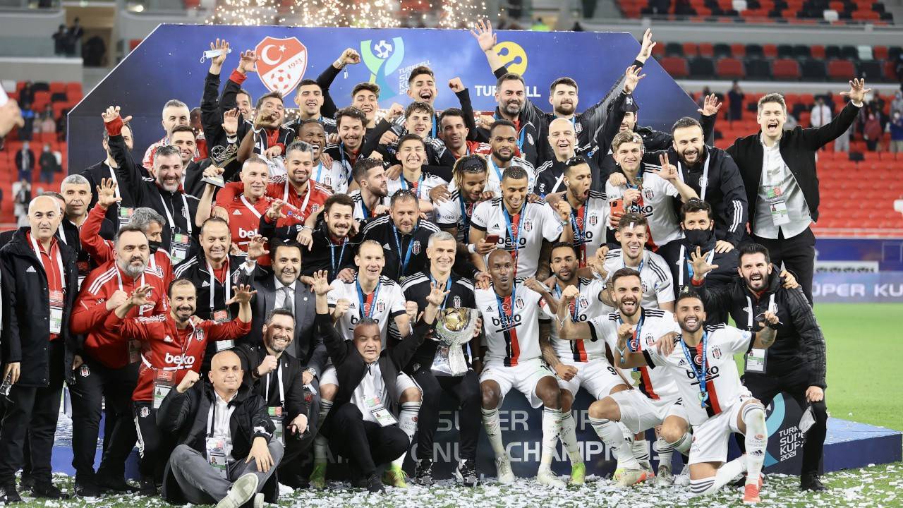 Sergen Yalçın'ın istifasının ardından Beşiktaş yönetimi, 19 yaş altı teknik sorumlusu Önder Karaveli'ye görev verdi. Karaveli'nin teknik direktörlüğünde 11 karşılaşmada sadece bir kez mağlup olan siyah-beyazlı ekip, beşer galibiyet ve beraberlikle 20 puan elde etti. Beşiktaş böylece puan ortalamasını da 1,8'e çıkardı.