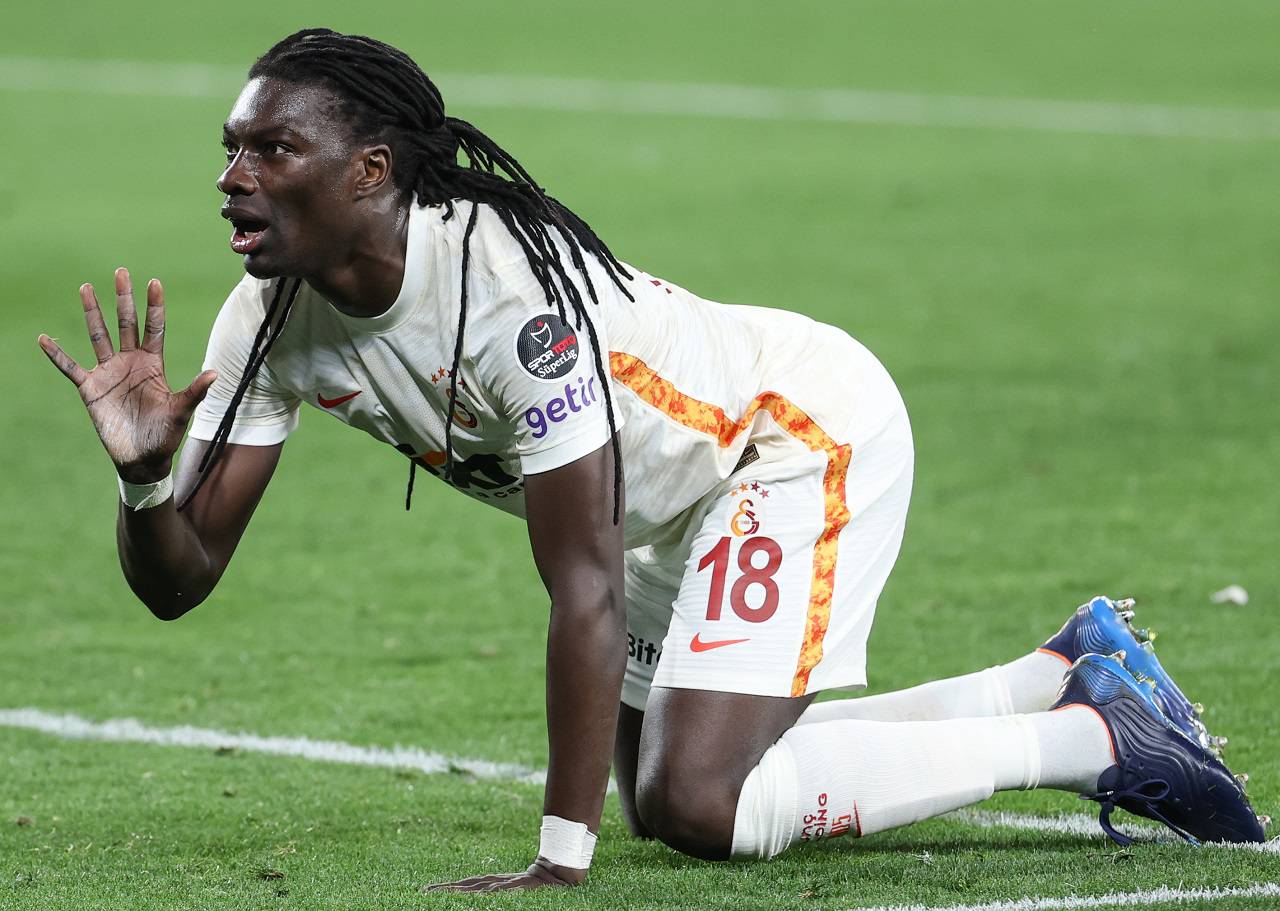 36 yaşındaki Gomis’in geçen hafta tanesi 1379 lira olan oyuncu formalarından 200 adet satın aldığı ortaya çıktı. Tecrübeli forvetin bu hareketi hem şaşkınlık yarattı hem de takdir topladı. Sarı-kırmızılı kulübe 275 bin 800 lira maddi destek sağlayan Bafetimbi Gomis aynı zamanda bir lider gibi hareket ediyor.