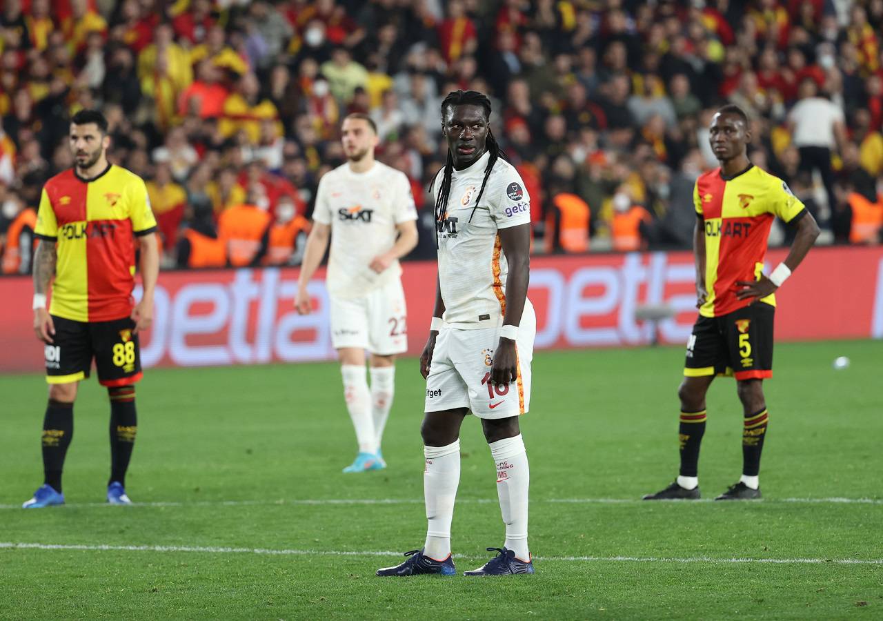 Başarılı futbolcu, Göztepe maçından sonra Omar konusundaki mesajları ile dikkat çekerken liderlik örneği sergiledi. Galatasaraylı yöneticiler, Gomis için övgü dolu ifadeler kullandı. Sarı-kırmızılılar, “İyi ki böyle bir karakteri yeniden transfer etmişiz. Sahadaki varlığı bile takıma güven veriyor. Adeta takımın kaptanı gibi hareket ediyor. Herkes tarafından çok da seviliyor” yorumunu yaptı.