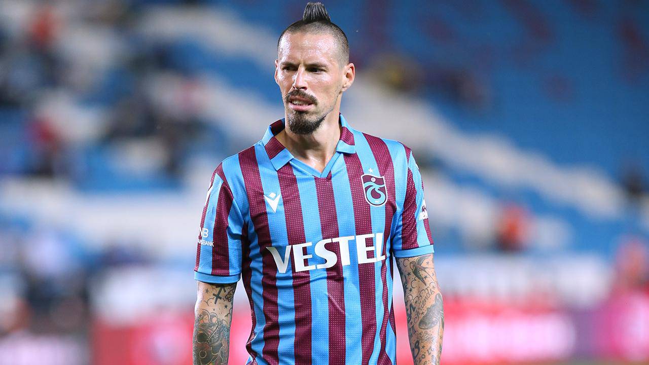 Trabzonspor formasını sezon başından bu yana giyen ve ortaya koyduğu performansla göz dolduran Marek Hamsik, Yukatel Kayserispor maçında oynayamayacak. Bir süredir de sakatlığı sebebiyle takımdan uzak kalan Slovak yıldızın tedavisine özel program dâhilinde devam ediliyor.