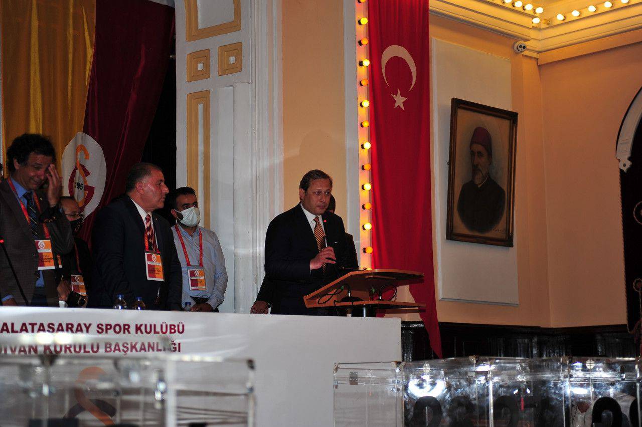 Galatasaray'da menajerlik ücreti krizi... Camia isim bekliyor