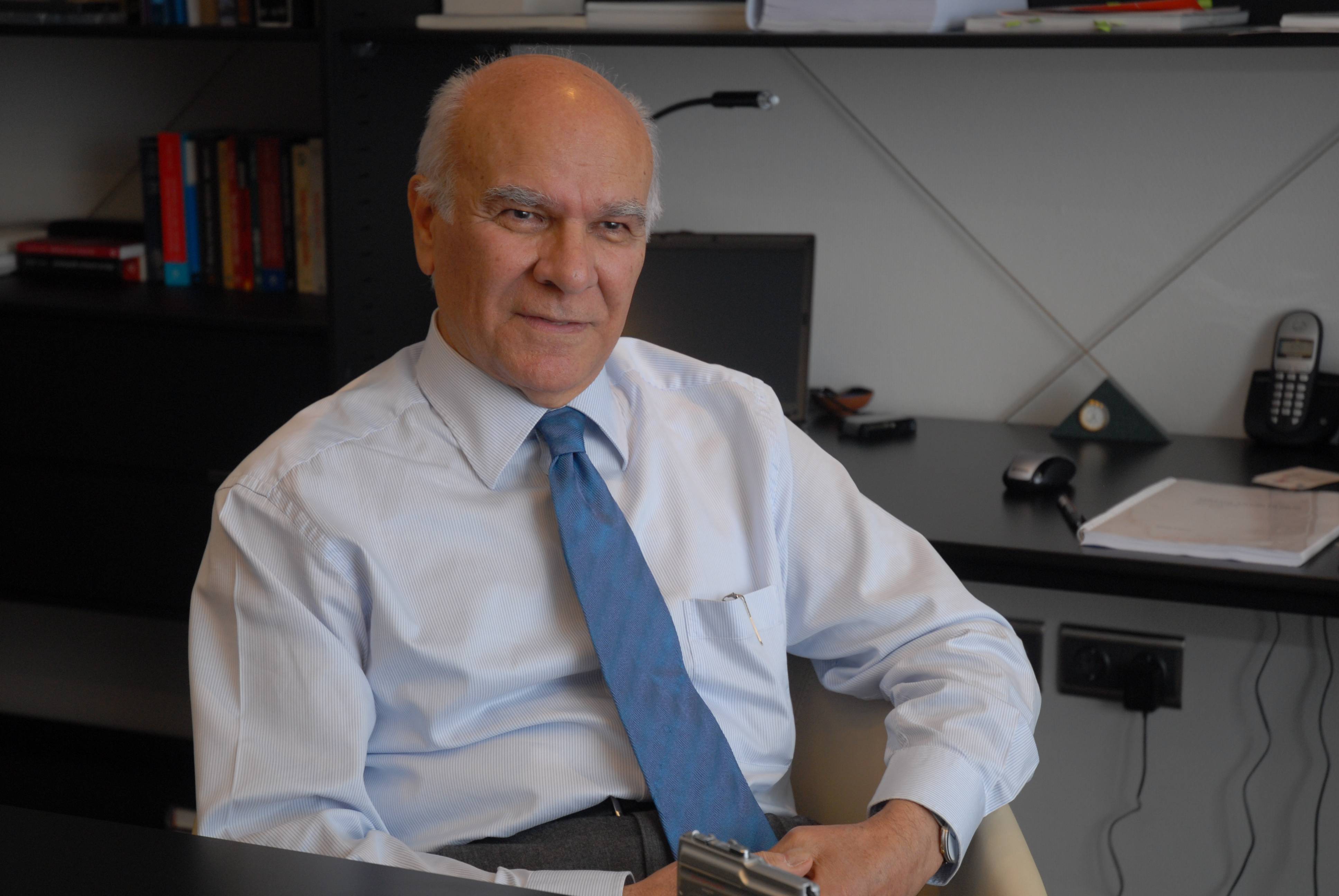 Doğan Hasol: "Bizden sonra yönetime gelenlerden birisi, ismi lazım değil, 'Borçlanmadan büyüme olmaz' demişti. İlk yaptıkları şey de borçlanma yetkisi almak olmuştu. Biz geçmişte borçtan çok korkardık. Sonuç bu. 'Bizden sonra kimse talip olmaz' demişlerdi. Başardılar da." (Milliyet- Nevzat Dindar)