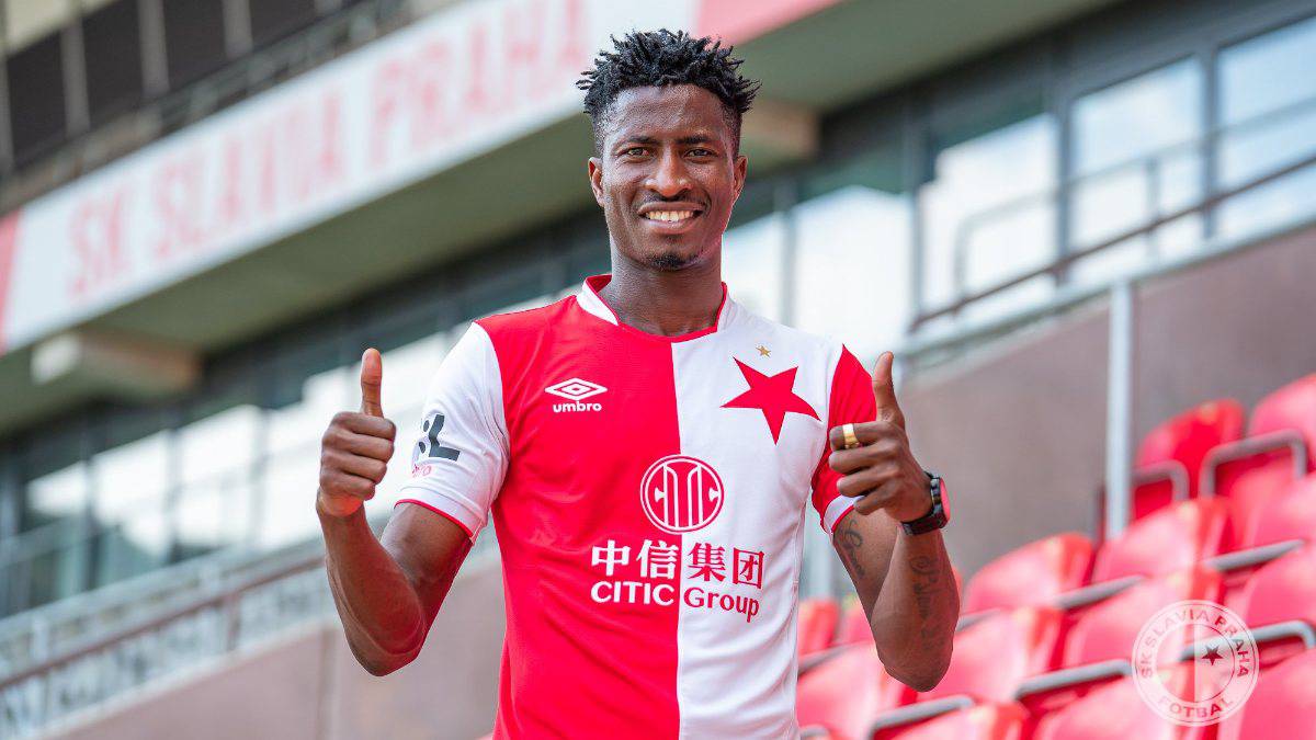 Olayinka için herhangi bir transfer teklifi yapılmadı. Ancak şartları soruldu. 2023 Temmuz ayına kadar sözleşmesi bulunan oyuncunun bonservisinin 2 milyon Euro olduğu belirtildi. Fenerbahçeli yöneticiler, sezon sonunda duruma göre Çekya ekibinin kapısını çalacak.