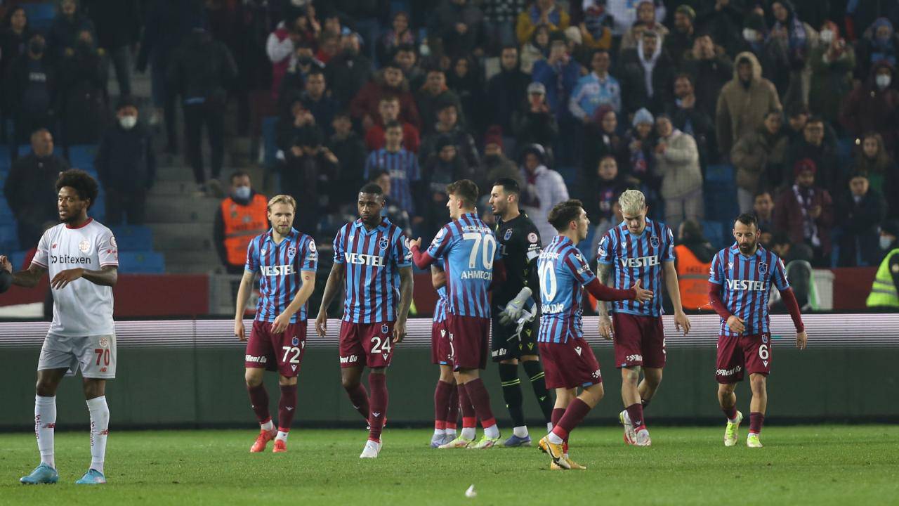 Çeyrek finalde Trabzonspor, Fraport TAV Antalyaspor ile eşleşmişti. Abdullah Avcı yönetimindeki bordo-mavililer, Nuri Şahin’in öğrencilerini Edin Visca ve Berat Özdemir’in golleriyle 2-0 mağlup etti ve yarı finale yükseldi.