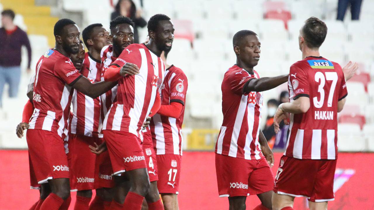 Çeyrek final turunun bir diğer eşleşmesinde Demir Grup Sivasspor, Fatih Karagümrük ile karşılaştı. Rıza Çalımbay’ın ekibi, Volkan Demirel’in takımını Mustapha Yatabare’nin tek golüyle de 1-0’lık skorla geçerek yarı final biletini aldı.