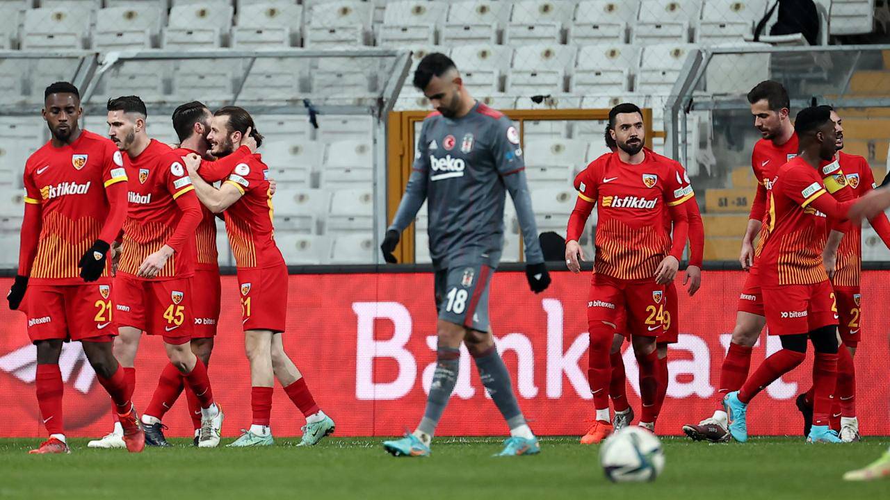 Bu turun şu ana kadarki son mücadelesinde ise Beşiktaş ile Yukatel Kayserispor, dün akşam Vodafone Park’ta kozlarını paylaştı. Son 16’da Fenerbahçe’yi kupa dışına iten Kayseri ekibi, bu aşamada da Beşiktaş karşısında 2-0 kazanarak adını son 4’e yazdırdı.