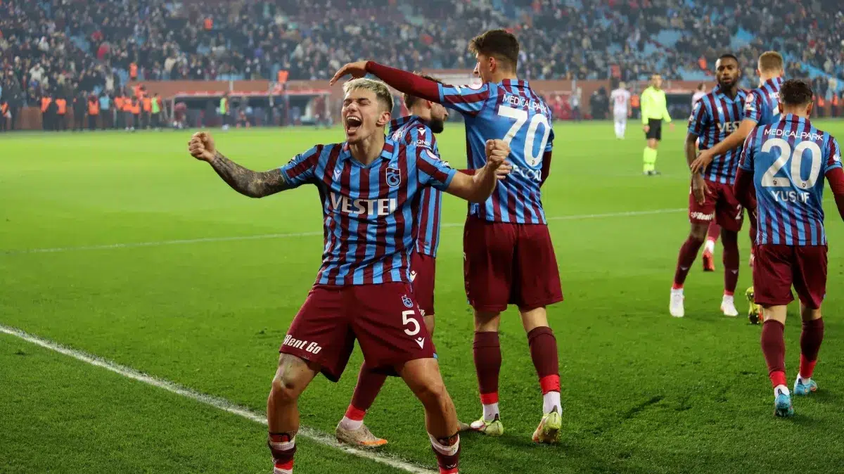 Sarı-lacivertli ekip, 97 lig, 14 Türkiye Kupası, 9 özel, 4'er Cumhurbaşkanlığı Kupası ve Başbakanlık Kupası ile 2 TSYD Kupası olmak üzere toplam 130 maçtan 50'sini kazanırken, bordo-mavili takım ise 42 galibiyet elde etti. Taraflar 38 karşılaşmada eşitliği bozamadı. Fenerbahçe'nin toplam 164 golüne, Trabzonspor 145 golle cevap verdi