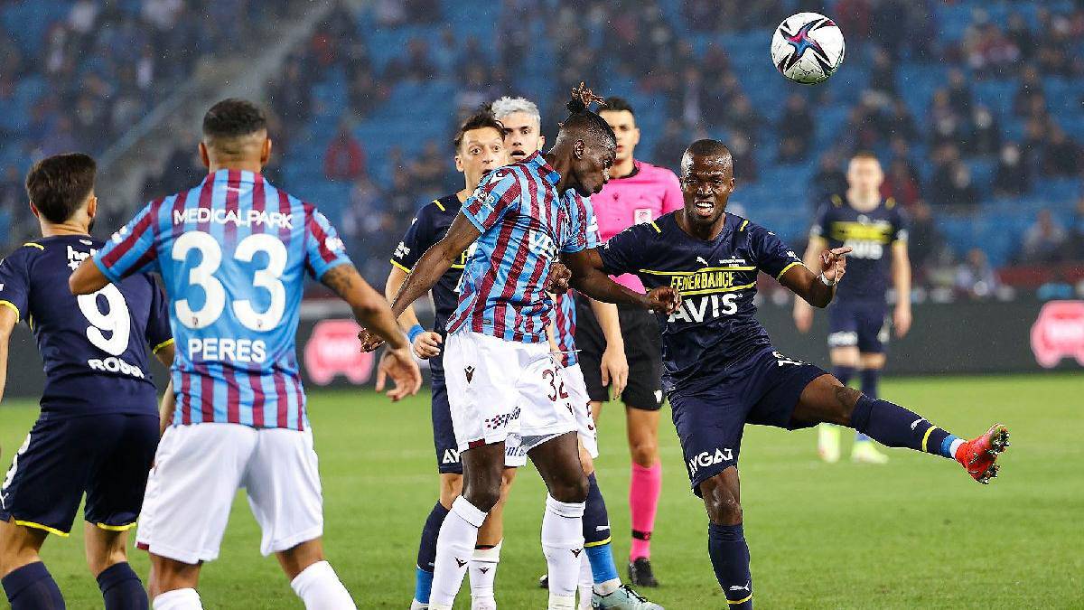 Trabzonspor ile Fenerbahçe, lig tarihinde 97 kez karşı karşıya geldi. Lig maçlarında Fenerbahçe 39, Trabzonspor 25 galibiyet aldı, 33 karşılaşmada da eşitlik bozulmadı Fenerbahçe'nin ligdeki 128 golüne, Trabzonspor 99 golle cevap verdi.