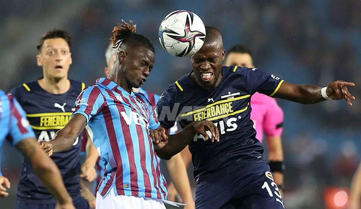 Sarı-lacivertli takımın ev sahipliğinde yapılan lig maçlarında ise Fenerbahçe'nin 21, Trabzonspor'un 6 galibiyeti bulunuyor, 20 karşılaşma ise berabere sonuçlandı. Fenerbahze, sahasında Trabzonspor ile yaptığı son 24 lig maçında 13 kez galip geldi, 11 defa berabere kaldı, hiç yenilmedi.
