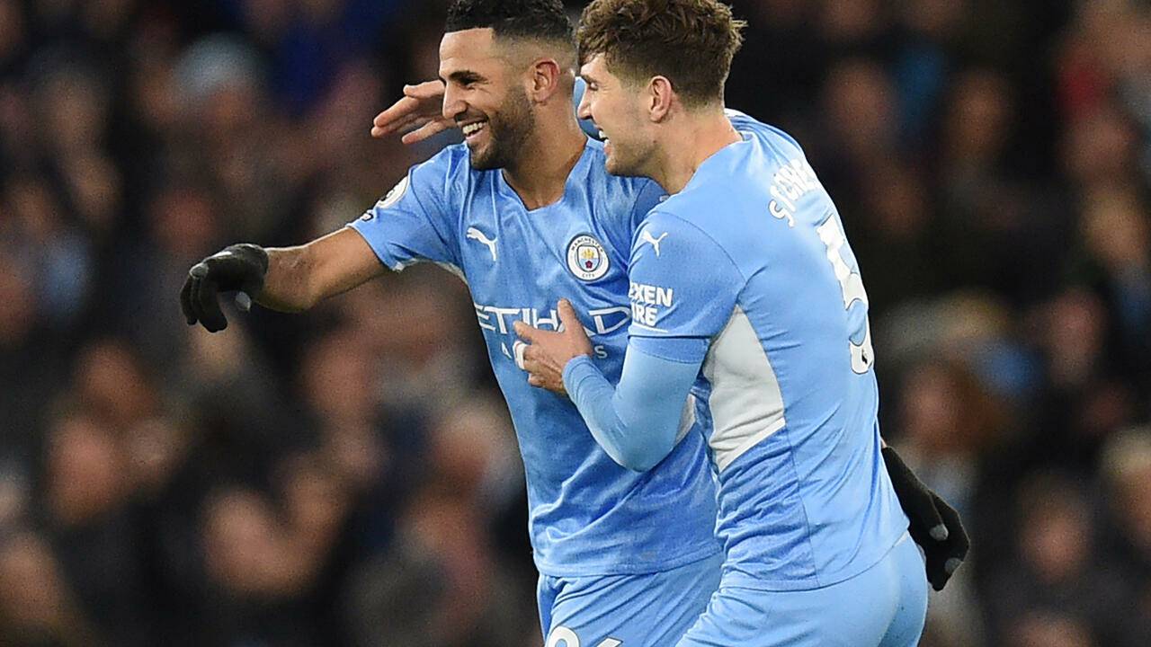 68 ve 90’ıncı dakikalarda ise sahneye çıkan Riyad Mahrez, Manchester City adına Manchester United ağlarına iki gol daha bıraktı. Şampiyonluk yarışını yakından ilgilendiren bu karşılaşma da böylelikle, Guardiola’nın takımının 4-1 üstünlüğüyle sona erdi.
