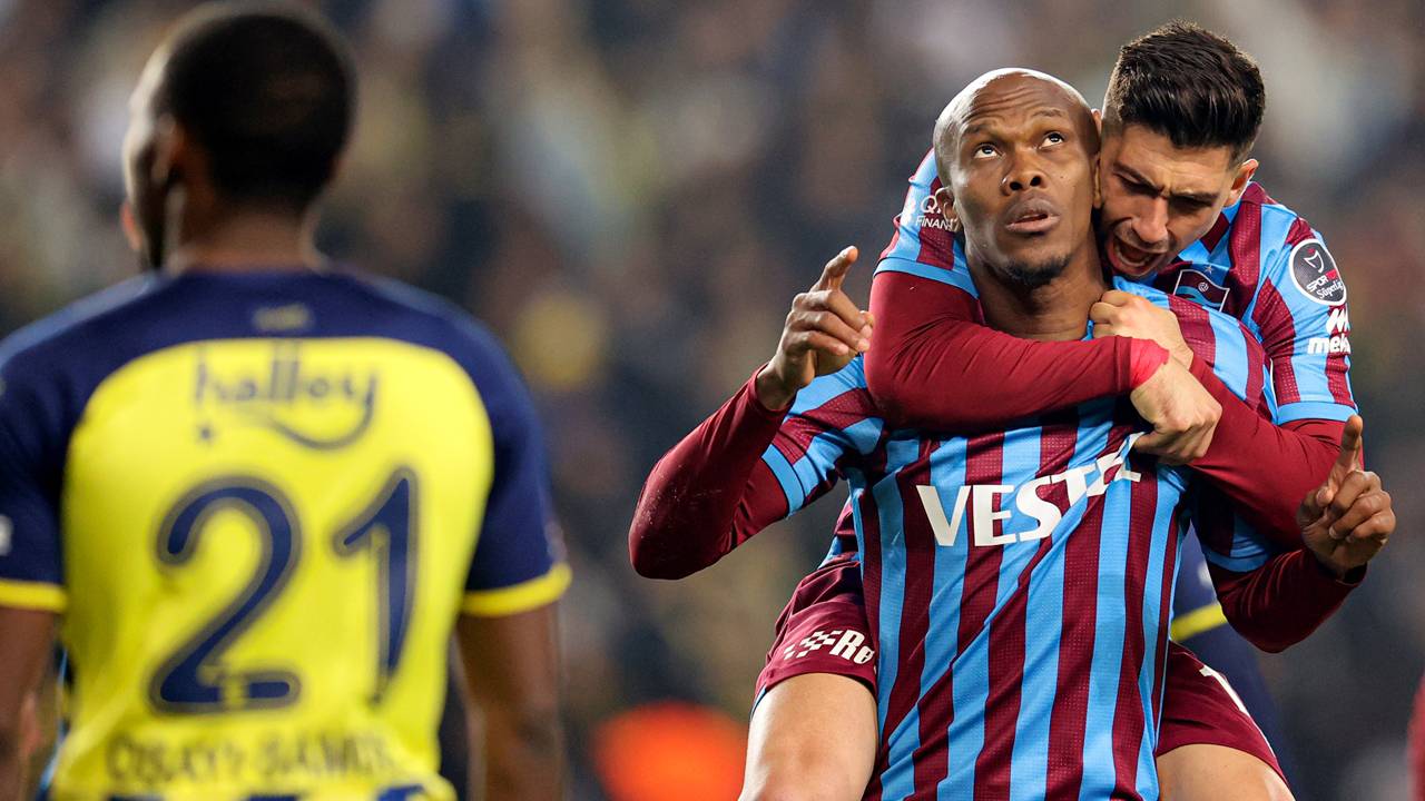 Gol attığı maçlarda 23 puan | Trabzonspor, Nwakaeme'nin gol attığı 9 maçta 7 galibiyet, 2 beraberlik alarak 23 puan topladı. Nwakame, bordo-mavili takımın ilk hafta 5-1 galip geldiği Öznur Kablo Yeni Malatyaspor, ikinci hafta 2-1 kazandığı Demir Grup Sivasspor, 3. hafta 1-0 yendiği Giresunspor maçı ile 4. hafta 2-2 biten Galatasaray maçlarında birer gol olmak üzere toplam 4 gol attı.