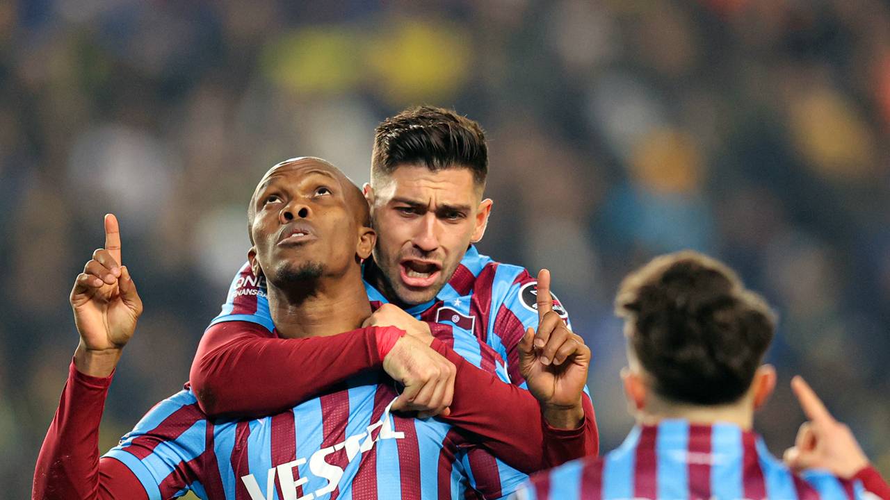 Nijeryalı futbolcu, bordo-mavili takımın sahasında ligin 11. haftasında Çaykur Rizespor'u 2-1 mağlup ettiği ve 15. haftasında Adana Demirspor karşısındaki 2-0'lık galibiyet ettiği karşılaşmalarda 1'er gol daha kaydetti. Nwakaeme, ligde son 3 maçta da gol attı. Bordo-mavili futbolcu, 4-0'lık Aytemiz Alanyaspor deplasmanında attığı 2 golle bu sezon ilk kez bir maçta 2 gol attı. Daha sonra ise 3-2 galip geldikleri Yukatel Kayserispor ve 1-1 berabere biten Fenerbahçe maçlarında da 1'er gol kaydetti.