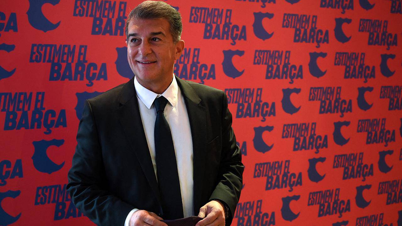 Barcelona Kulüp Başkanı, Hollandalı teknik direktör Ronaldo Koeman'ın görevine daha önce son verip Xavi Hernandez'i daha erken takıma getirmediği için pişman olduğunu da dile getirerek, "Teknik direktör olarak Xavi'ye sahip olduğumuz için çok memnunum. Teknik direktör olarak uzun yıllar burada kalacağına ve bize büyük başarılar getireceğine eminim." ifadelerini kullandı.