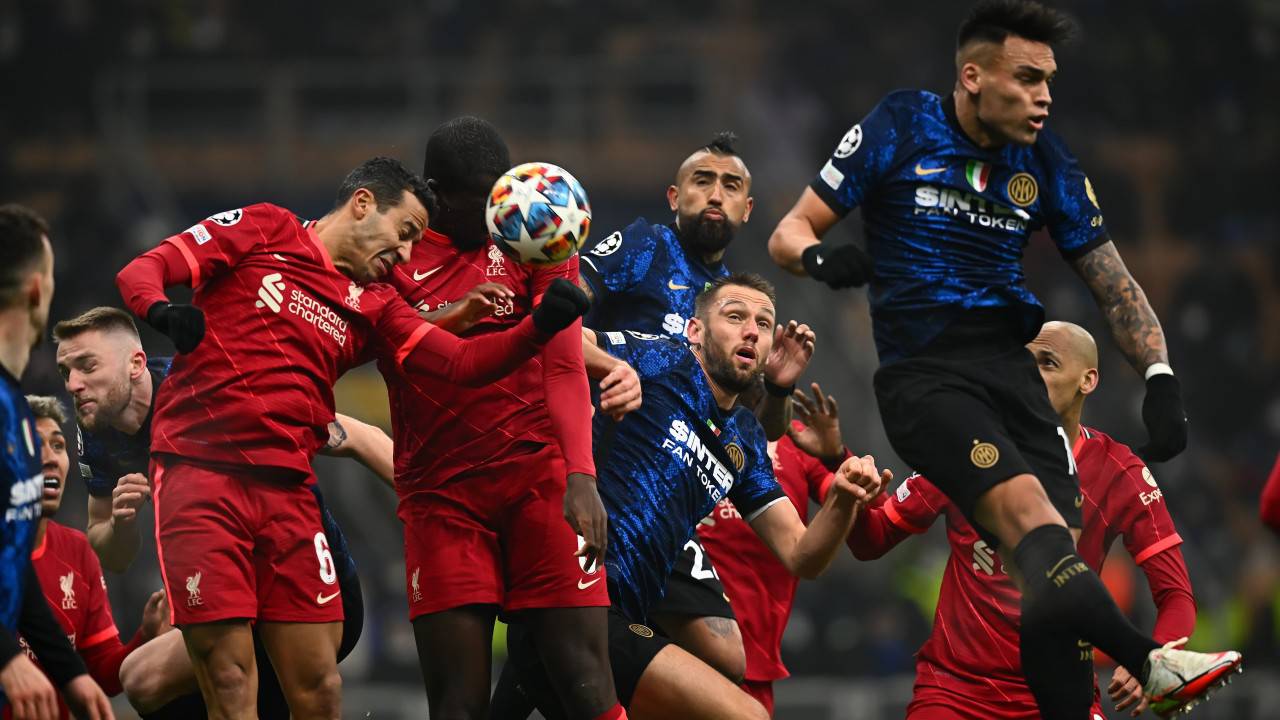 İlk maçta Inter’i deplasmanda 2-0 mağlup eden ve büyük bir avantajın sahibi olan Liverpool, Anfield’da rakibini konuk edecek. Jurgen Klopp yönetimindeki İngiliz devi; herhangi bir galibiyet, beraberlik ya da tek farklı mağlubiyette tur atlayan taraf olacak. İki farklı Inter galibiyetinde karşılaşma uzayacak. İtalyan ekibi, 3 ve üzeri farkla kazanması durumunda ise çeyrek final biletini cebine koyacak.