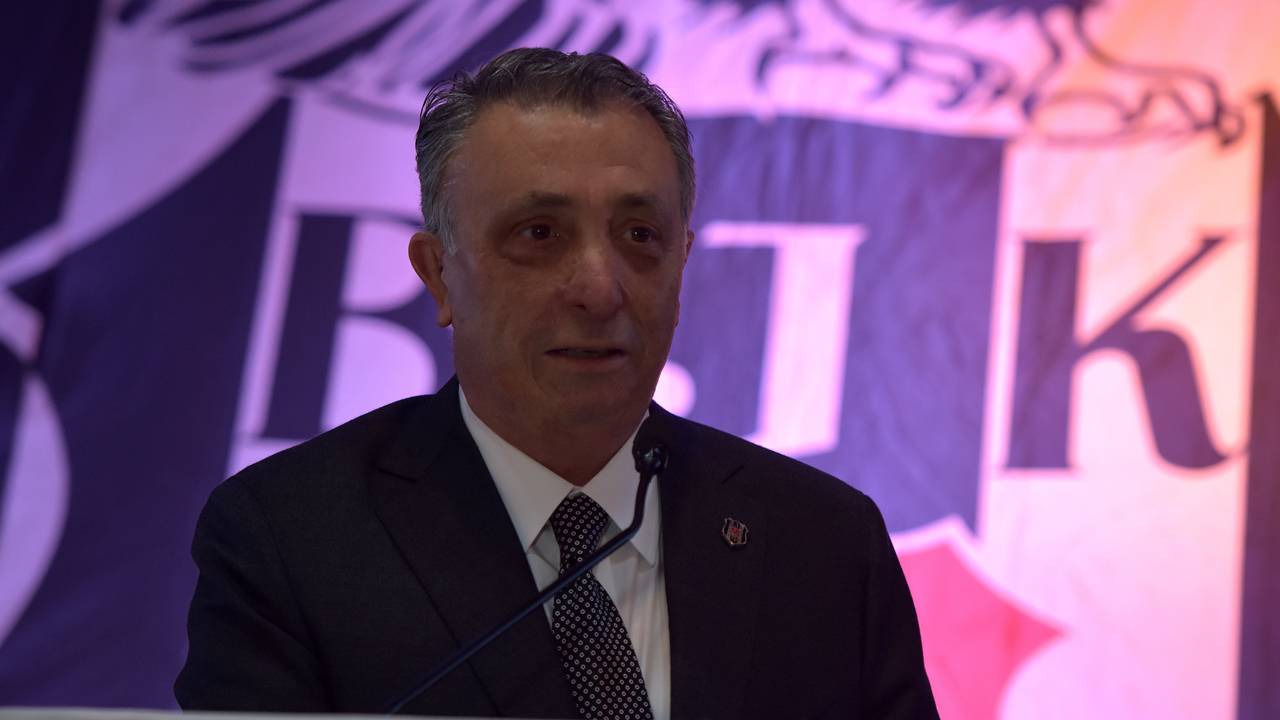 Türk sporunun zor bir dönemden geçtiğine de değinen Çebi, şunları söyledi: "Özellikle ekonomik anlamda büyük sıkıntılar içinde olan kulüplerimiz var. Beşiktaş da bunların içinde olmasına rağmen özellikle son 1,5-2 yılda geldiğimiz noktada, evvelki ekonomiye göre daha pozitif bir durumdayız. Çok şükür maaşlarımızı gününde ödüyoruz. Umarım bu böyle devam eder, çok kolay olmasa da devam eder. Pandemide çektiğimiz en büyük sıkıntı, Beşiktaşlılarla kucaklaşamayan bir başkan oldum. Maalesef 3 defa Kovid geçirdik, Allah kimseye göstermesin. Pandeminin yarattığı zorluktan çıkmanın tek yolu birlik ve beraberlik içinde arkadan da olsa Beşiktaş'ı önemsediğimizi hissettirebilmek ve hissetmektir."