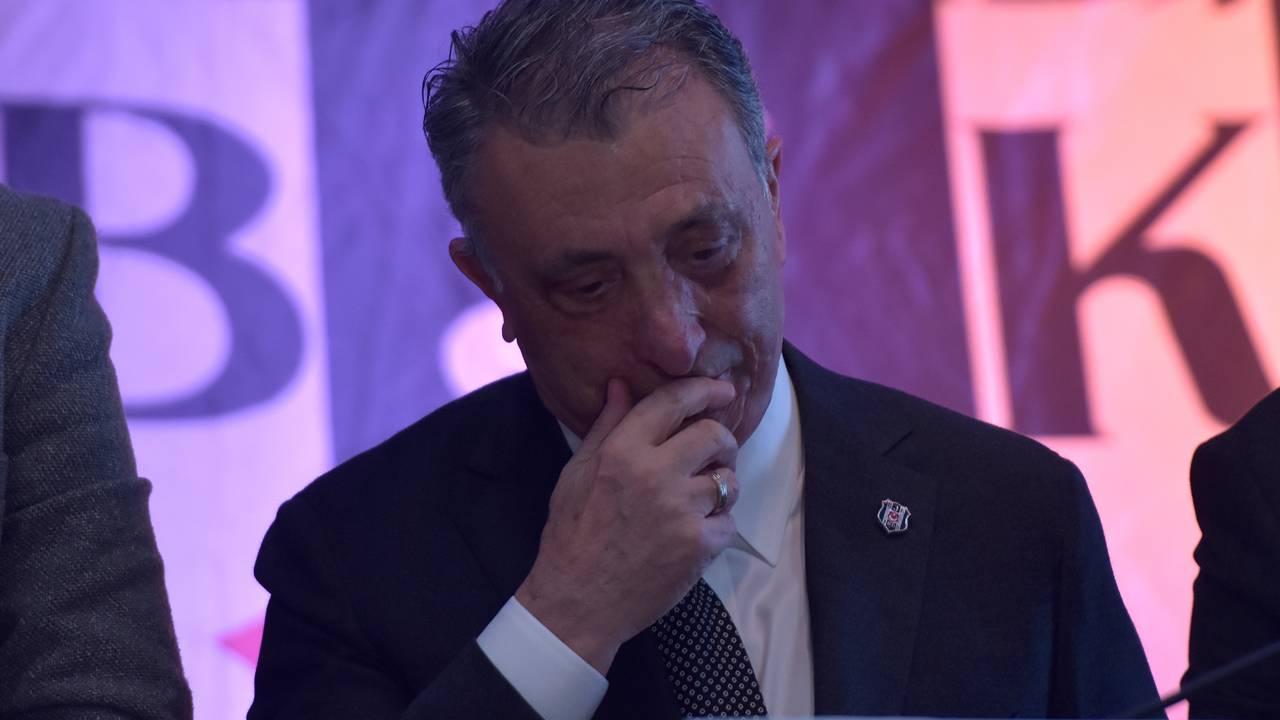 "Maalesef 2 yıldır pandeminin üstüne mali ve idari genel kurul yapan bir yönetim olarak 800 kişiyle bin kişiyle genel kurul yaptık. Destek verenlere teşekkür ediyorum. 'Bana destek olun' derken, ileri geri yazan sosyal medya tayfası değil ben sizin gibi gerçek Beşiktaşlıları genel kurul üyesi olmaya davet ediyorum." Geceye, Beşiktaş Kulübü Genel Sekreteri ve İcra Kurulu Başkanı Ahmet Mesut Urgancılar ile Vodafone Park ve Derneklerden Sorumlu Yönetim Kurulu Üyesi Hakan Daltaban da katıldı.