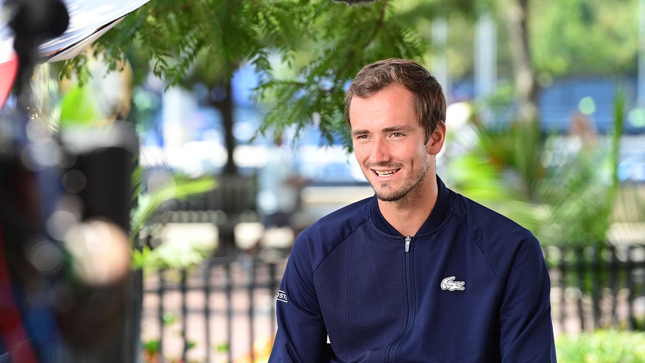 Profesyonel Tenisçiler Birliği (ATP), Kadınlar Tenis Birliği (WTA), Uluslararası Tenis Federasyonu (ITF) ve dört grand slam turnuvası ABD Açık, Avustralya Açık, Fransa Açık, Wimbledon yönetimleri ise Rus ve Belarus vatandaşı tenisçilerin ikinci bir duyuruya kadar ülkelerinin ismi ve bayrağıyla korta çıkamayacağını duyurmuştu.
