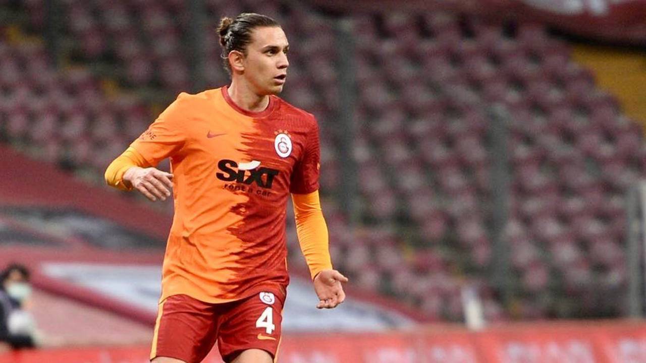 Taylan, kendisiyle ilgili yapılan eleştirilere dair ise “Eleştiriler olacak tabii ki. Takım arkadaşlarımla beraber sonuna kadar mücadele etmeye devam edeceğiz. Umarım içerdeki maçta da istediğimiz gibi bir sonuç alırız. Eleştirilenlerden herkes etkiler ama ben oyunumu geliştirmek için çalışıyorum ve çalışmaya da devam edeceğim.” şeklinde görüş bildirdi.