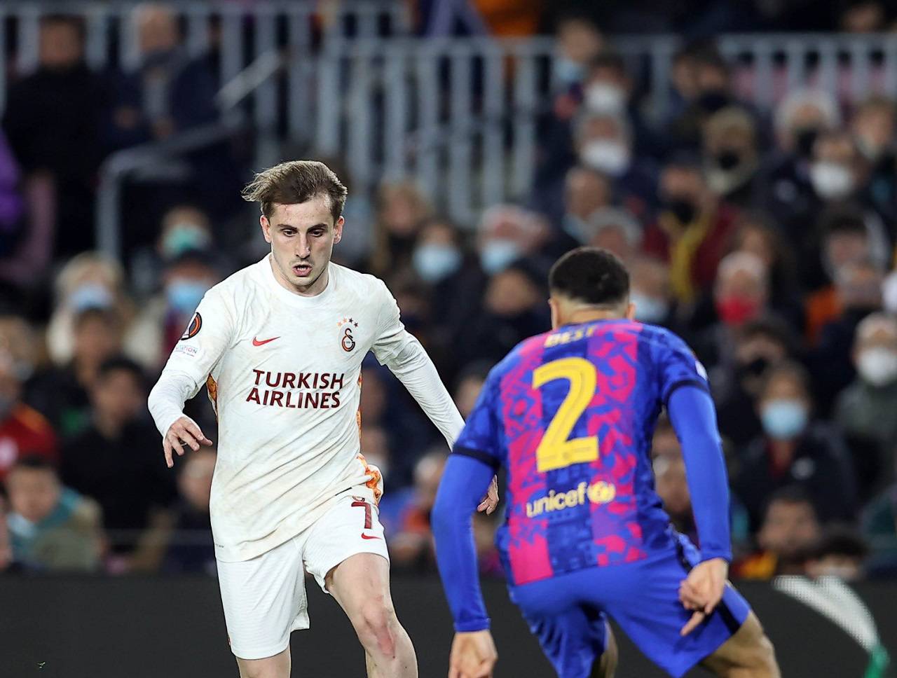 Galatasaray, Barcelona'yı elerse bu ekipleri geride bırakıp 48. sıraya yükselecek. Ülkeler sıralamasına baktığımızda Aslan'ın kritik bir katkıya imza attığı gözler önüne serildi. 26.900 puan ile başladığımız haftayı 27.100 puanla kapattık. (Suat Umuthan-Sabah)