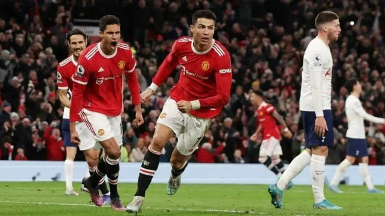 Manchester United’ın Portekizli süper yıldızı Cristiano Ronaldo; 12, 38 ve 81’inci dakikalarda attığı gollerle hat-trick yaptı. Bir süredir eleştirilen ve takım içinde sorun olduğu konuşulan Ronaldo, böylelikle bir kez daha performansıyla adından söz ettirdi.