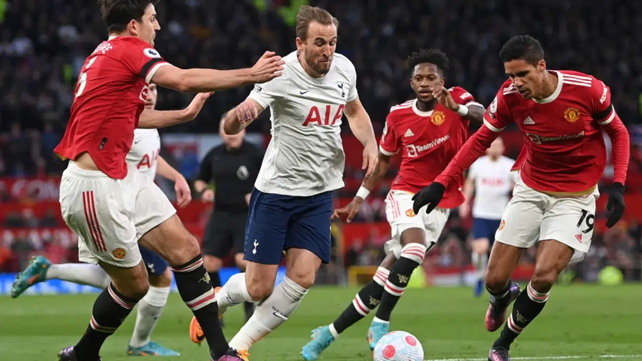 Puan ya da puanlar almak için yeterli olmayan Tottenham golleri ise 35’inci dakikada Harry Kane (p) ve 72’de Harry Magiure’dan (kk) geldi. Bununla birlikte Antonio Conte’nin takımı, Manchester City karşısında yaptığı sürprizi bu deplasmanda da tekrarlamaya yaklaştı fakat başaramadı.