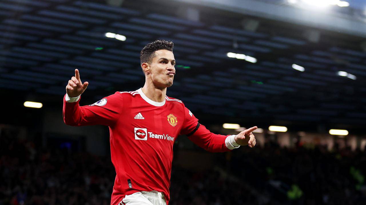 Öte yandan Cristiano Ronaldo, ikinci kez boy gösterdiği İngiltere Premier Lig’de 14 yıl 2 ay sonra hat-trick sevinci yaşamayı başardı. Portekizli yıldız, bu istatistiğe de yine ikinci kez imza atmış oldu. Tecrübeli futbolcu, ligdeki gol sayısını da 12’ye yükseltti.
