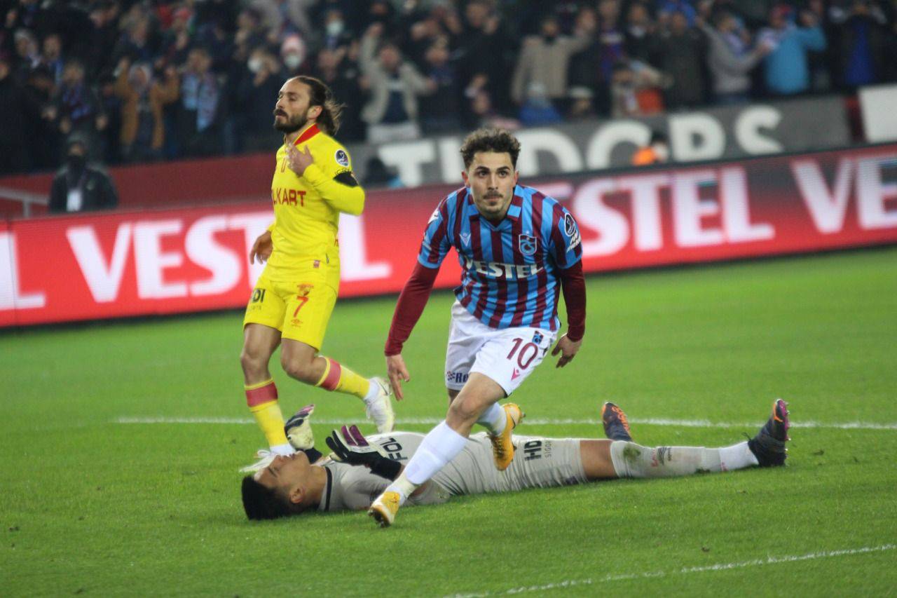 2017-2018 sezonunda 29 maçta 3 gol, 2018-2019 sezonunda ise 29 karşılaşmada 5 gol kaydeden genç oyuncu, 2019-2020 sezonunda 14 müsabakada 3, 2020-2021 sezonunda 23 maçta 2 kez rakip fileleri havalandırdı. Abdülkadir Ömür, bu sezon da 25 maçta 6 gol atmayı başardı.