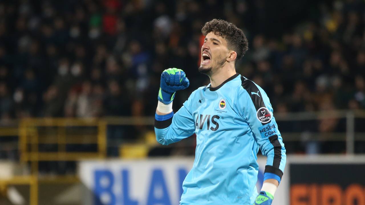 Fenerbahçe, milli kaleci Altay Bayındır'ın dönüşüyle ligde çıktığı son 5 maçın 4'ünden galibiyetle ayrıldı. Ligin 11. haftasında İttifak Holding Konyaspor ile oynanan müsabakada yaşadığı sakatlık nedeniyle omzundan ameliyat edilen 23 yaşındaki file bekçisi, uzun bir süre forma giyemedi. Altay, uzun süreli sakatlığının ardından 25. haftadaki GZT Giresunspor maçıyla formasına kavuştu. Altay Bayındır, son 5 müsabakada yaptığı kurtarışlarla sarı-lacivertlilerin yakaladığı çıkışta önemli pay sahibi oldu.