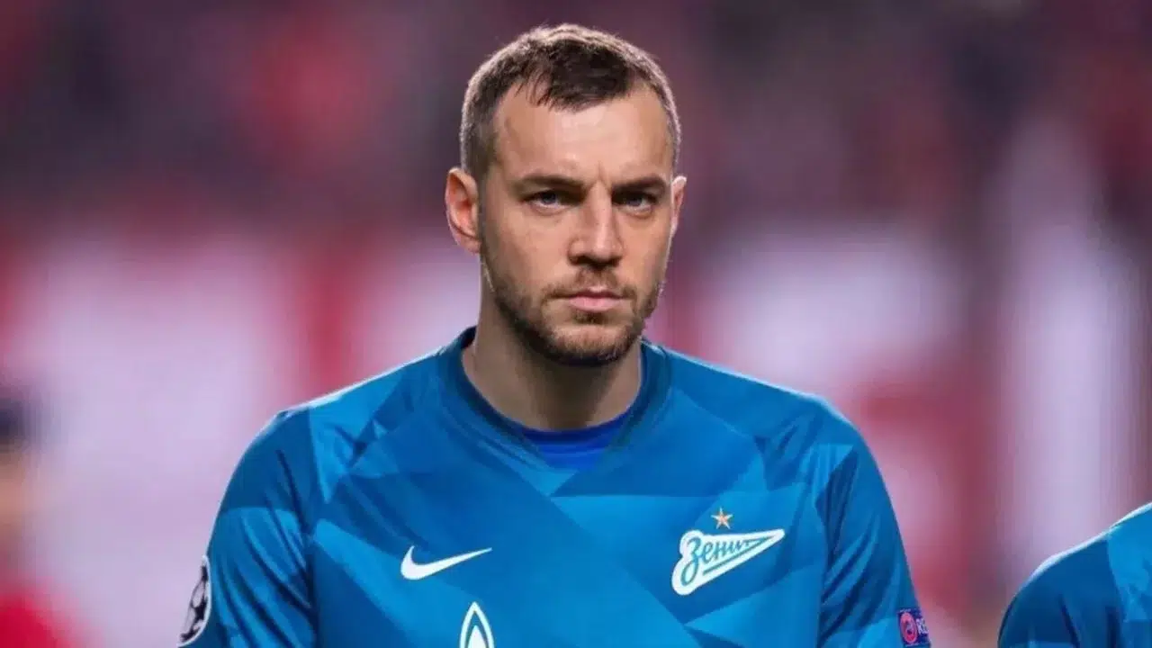 Rusya Milli Takımı'nın en skorer futbolcusu unvanını Aleksandr Kerzhakov ile paylaşan Artem Dzyuba'nın, başkent Moskova'daki milli takım kamp kadrosunda yer almaması ülkesinde tartışmaya yol açtı.