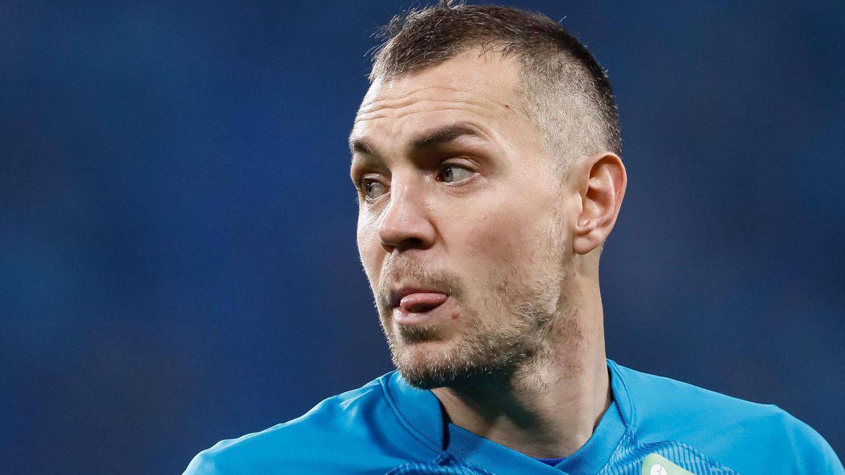 Teknik direktör Karpin, takım kaptanı Dzyuba'nın kadroda olmamasına ilişkin "Artem'le telefonda görüştük. Milli takımda oynamak istediğini söyledi ancak birçok akrabasının bulunduğu Ukrayna'da yaşananlar nedeniyle şimdilik affını istedi. Kendisiyle temas halinde olacağız ve Zenit'teki performansını takip edeceğiz." ifadelerini kullandı.