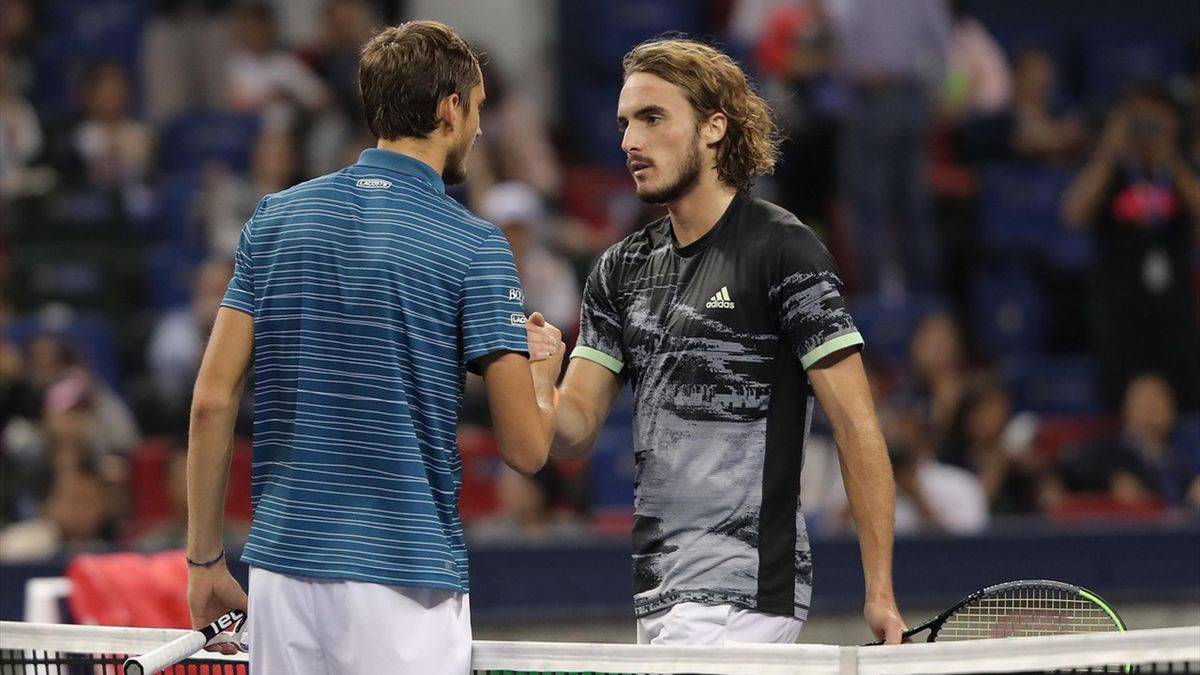 Tenise devam edememe olasılığından endişe duyduğunu belirten Medvedev, "Bu konu hakkında konuşmak her zaman zor çünkü farklı ülkelerdeki turnuvalarda tenis oynamak istiyorum. Bu oyunu ülkemde de temsil etmek istiyorum. Ancak bugünkü koşullarda yapabileceğim tek şey, izin verildiği sürece oynamak." ifadelerini kullanmıştı.