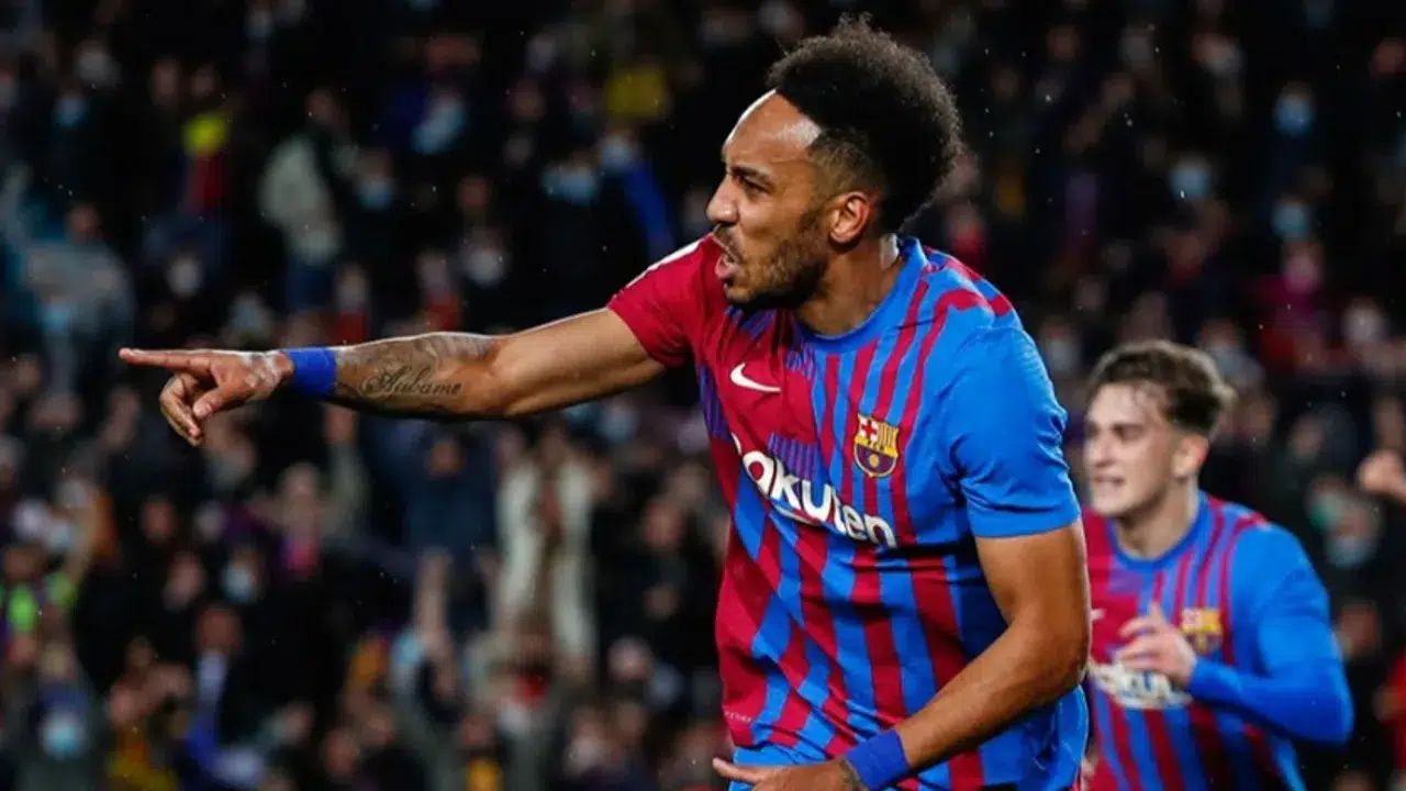 Xavi, İspanya’da oynanan ilk maçta Galatasaray’a karşı yedek soyundurduğu ve 61’inci dakikada oyuna aldığı Pierre-Emerick Aubameyang’ı bu kez ilk 11’de sahaya sürecek. Devre arası transfer sezonunda Barcelona’ya imza atan Aubameyang, takımıyla geride kalan süreçte La Liga’da ve UEFA Avrupa Ligi’nde toplam 9 maça çıktı. Gabonlu santrfor, bu müsabakalarda 6 kez de gol sevinci yaşadı.