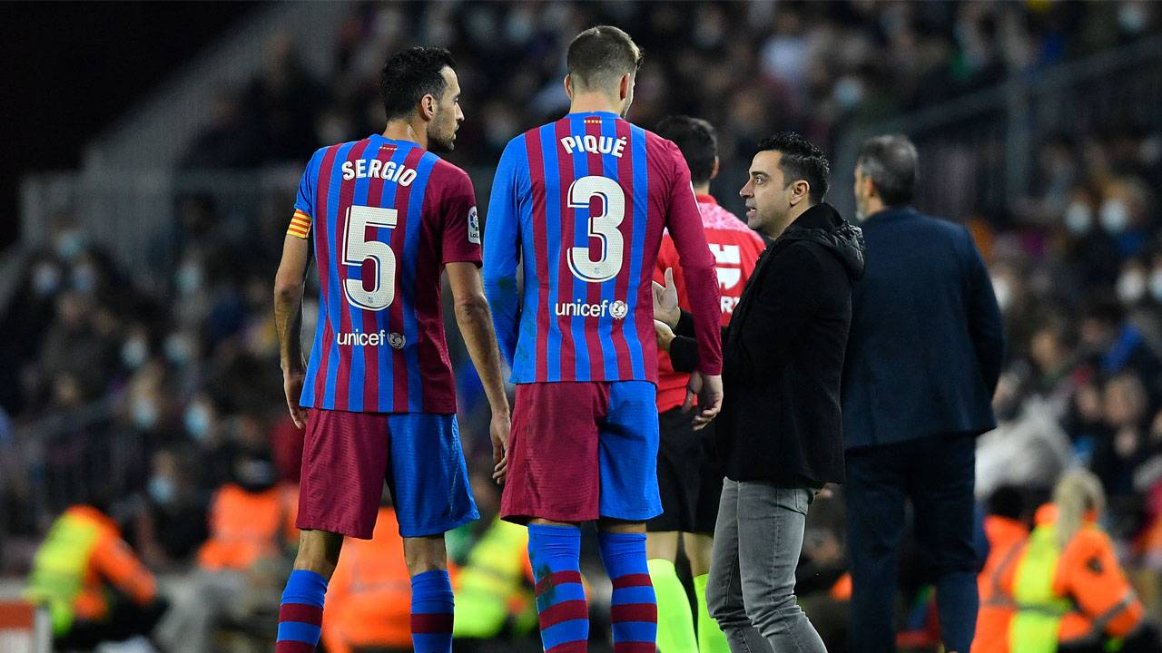 İlk karşılaşmada yedek başlayan ve ikinci yarının başlangıcında Xavi tarafından sahaya sürülen Gerard Pique ile Sergio Busquets de bu akşamki rövanş mücadelesinde yeniden ilk 11 formalarını sırtına geçirecek. İki oyuncu da uzun yıllardır Barcelona kadrosunun değişilmez isimleri olarak dikkat çekiyor.