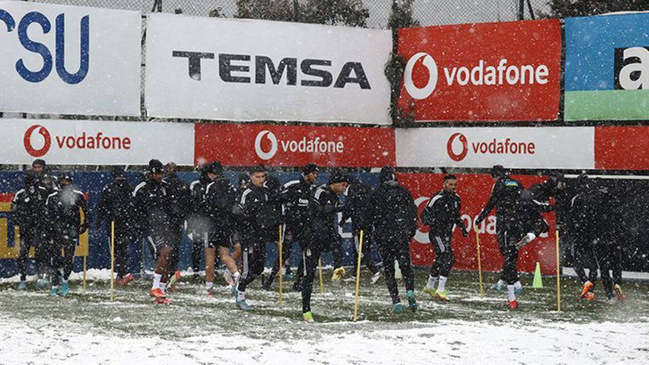 Bununla birlikte Beşiktaş, Atakaş Hatayspor mücadelesinin hazırlıklarını bugün Nevzat Demir Tesisleri’nde yaptığı antrenmanla tamamlayarak kampa girdi. Teknik direktör Önder Karaveli yönetiminde kondisyon ve taktik çalışması üzerine yapılan idmanı, Başkan Ahmet Nur Çebi ve beraberindeki yöneticiler de takip etti.