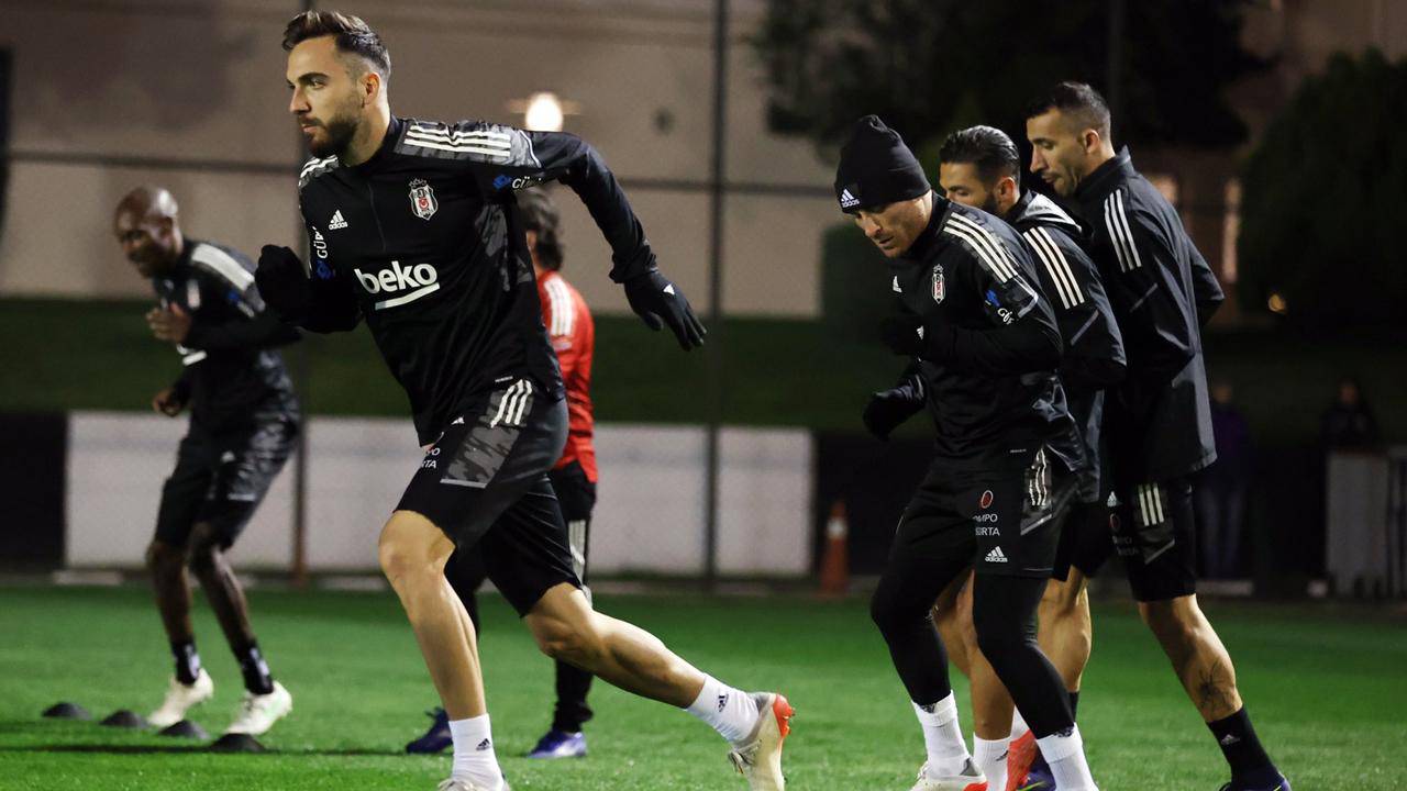 Buna karşın Kenan Karaman, herhangi bir sakatlığı ya da cezası olmamasına rağmen Hatay ekibiyle oynanacak mücadelenin kamp kadrosunda kendisine yer bulamadı. Kenan, teknik ekip kararıyla listeye alınmadı.