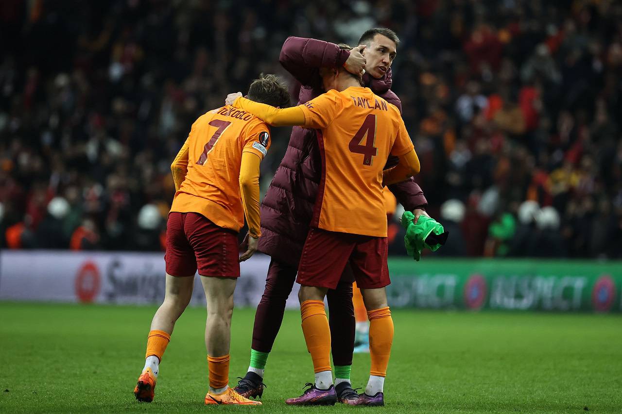 Sarı-kırmızılılarda ayrıca Mostafa Mohamed, Taylan, Berkan gibi isimler de yine verilen şansları iyi kullandı. Barcelona’dan kiralanan kaleci Inaki Pena, ilk maçın en fazla konuşulan ismi olmuştu.