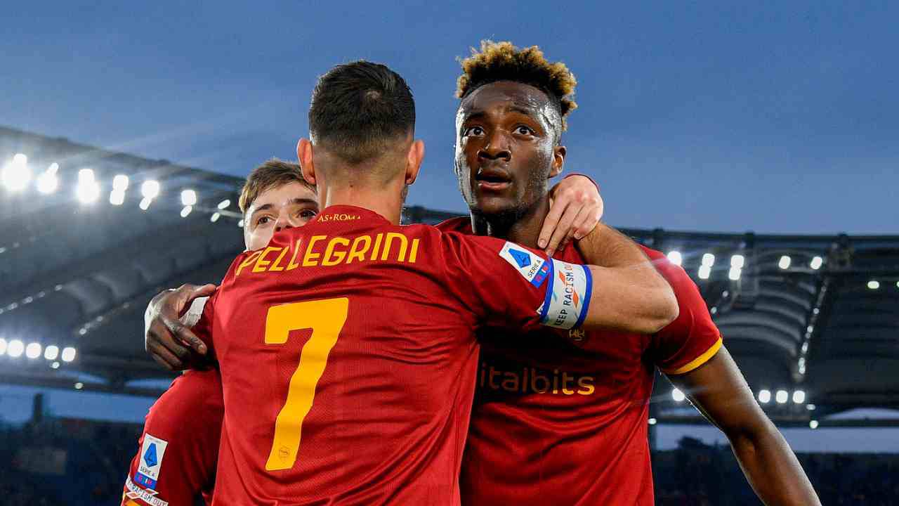 Jose Mourinho yönetimindeki Roma, henüz 1’inci dakikada Tammy Abraham ile golü buldu ve karşılaşmaya da adeta 1-0 önde başladı. 22’de bir kez daha sahneye çıkan Abraham, takımı lehine farkı ikiye çıkardı.