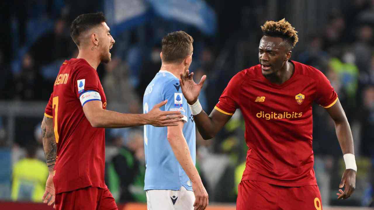 İkinci yarıda Lazio, farkı azaltmak için çaba gösterse de Roma kalesinde etkili olmayı başaramadı. Mücadeleyi de Mourinho’nun ekibi, böylelikle Sarri’nin öğrencileri karşısında 3-0 galip bitirdi. Bununla birlikte ev sahibi haftayı 51, konuk takım ise 49 puanda kapattı.