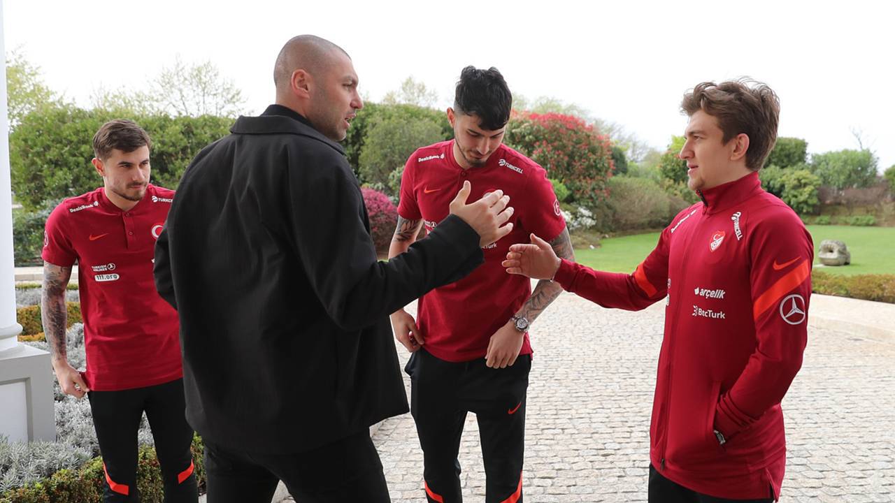 Bugün itibarıyla ise Burak Yılmaz; Türkiye Futbol Federasyonu Başkanı Nihat Özdemir, yönetim kurulu üyeleri, A Millî Takım Teknik Direktörü Stefan Kuntz, teknik ekip üyeleri, takım arkadaşları ve personelle vedalaşarak ay-yıldızlıların Porto’daki kampından ayrıldı.