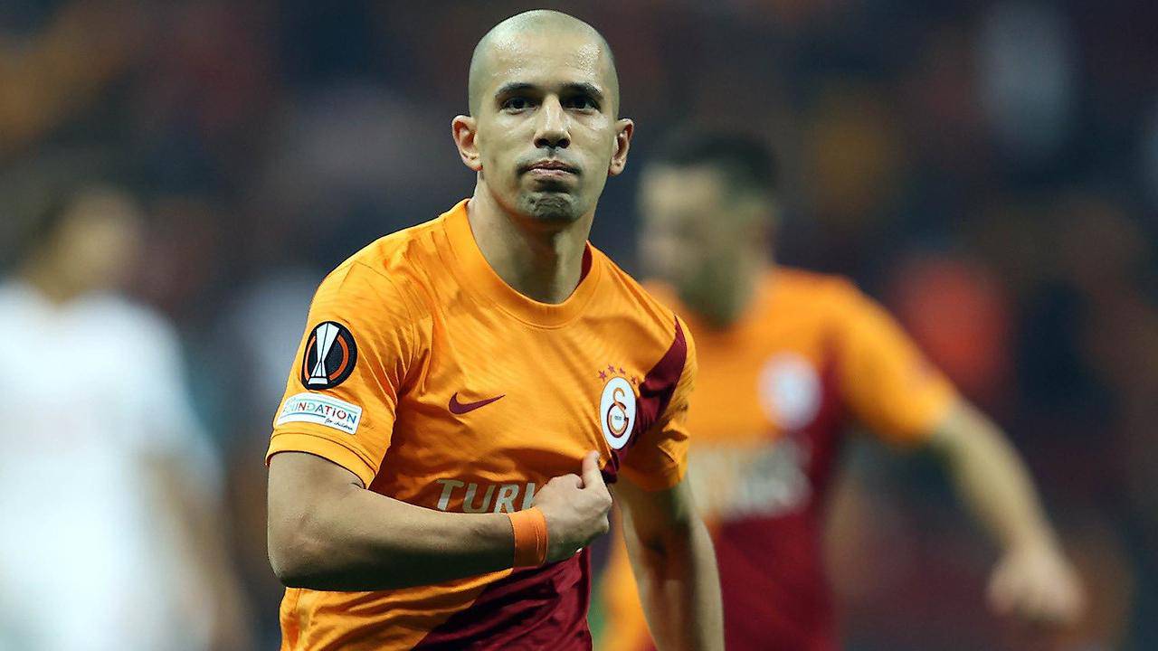 Barcelona ile deplasmanda oynanan maçtaki performansı ile alkış alan, hemen ertesinde Beşiktaş'a karşı forma giyip eski günlerinin sinyalini veren Feghouli, Katalan ekibine karşı rövanş öncesinde son anda kadrodan çıkarılmıştı.