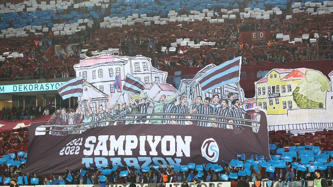 Üç büyüklere karşı yenilgisiz kapadı | Trabzonspor, üç büyük rakibi karşısında bu sezonu yenilgi yaşamadı. Bordo-mavililer, söz konusu rakipler önünde 6 maçta 3 galibiyet, 3 beraberlik aldı. Karadeniz ekibi, bu sezon gibi 3 galibiyet, 3 beraberlik aldığı 2019-2020 sezonunun ardından üç büyük rakibine karşı sezonu yenilgisiz tamamlamış olacak.