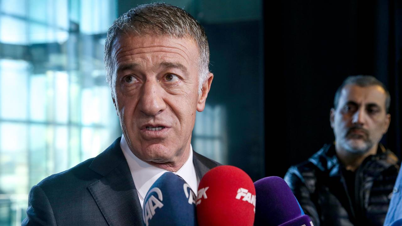 "Kiminiz TS Club mağazalarımızdan aldı bayraklarını, kiminiz üzerine naftalin kokusu sinmiş eski bayrakları sandıklarından çıkardı. Bugünlerde kelimenin tam anlamıyla her yeri bordo-maviye boyanmış halde görüyorum. Sadece Trabzon'da da değil, Urfa'dan Denizli'ye memleketin her köşesinde Trabzonspor bayrakları dalgalanıyor. Dahası, dünyanın dört bir yanına dağılmış Trabzonspor taraftarları, bulundukları şehirleri de bordo-maviyle süslüyorlar. Almanya'nın Köln şehrinde bir köprünün üstünde, Paris'te bir pastanenin girişinde, Fransa'da, İsviçre'de, Hollanda'da, Asya'da, Afrika'da, Amerika'da aklımıza gelen her yerde bordo-mavi renkleri gururla dalgalandırıyoruz."