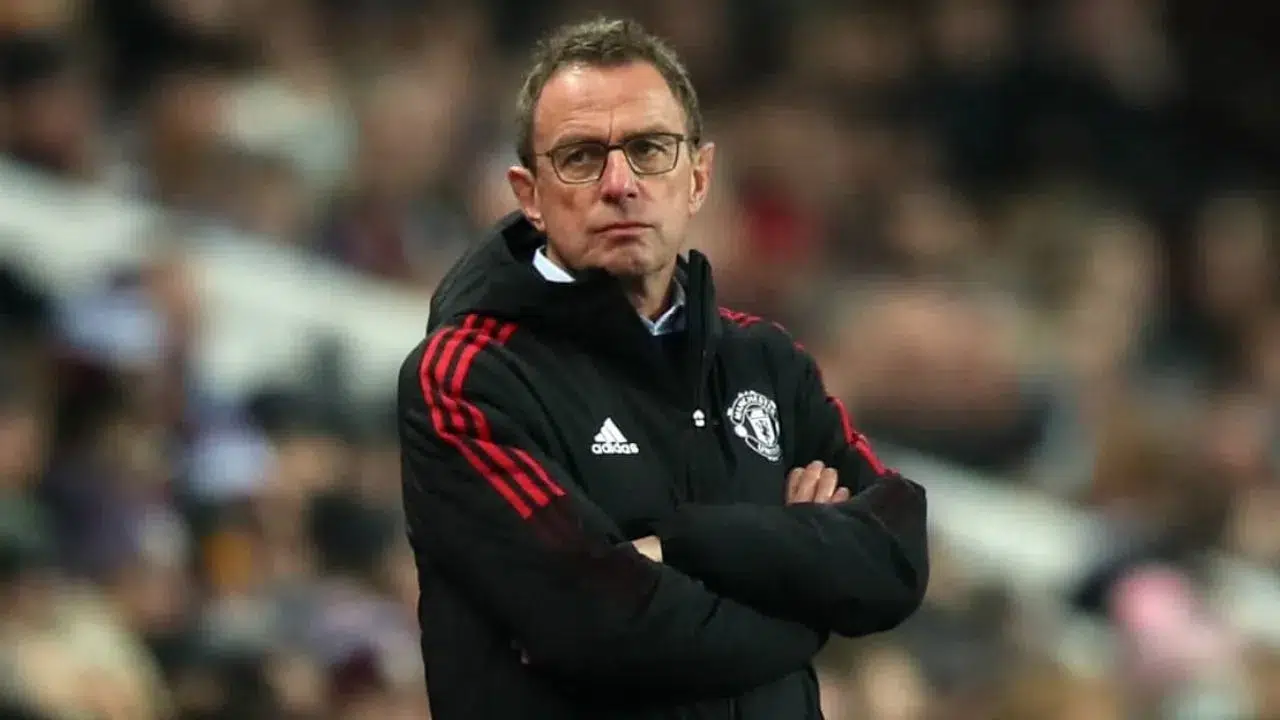 Bilindiği üzere Manchester United, Ole Gunnar Solskjaer’le yollarını ayırdıktan sonra Ralf Rangnick’i geçici antrenörlüğe getirmişti. Alman futbol adamı, sezon sonu itibarıyla ise kulübün danışmanı olarak görevine devam edecek.